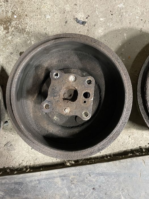 Тормозний барабан з цапфою , 2шт Ford Fiesta ( 1522945, 1777799)