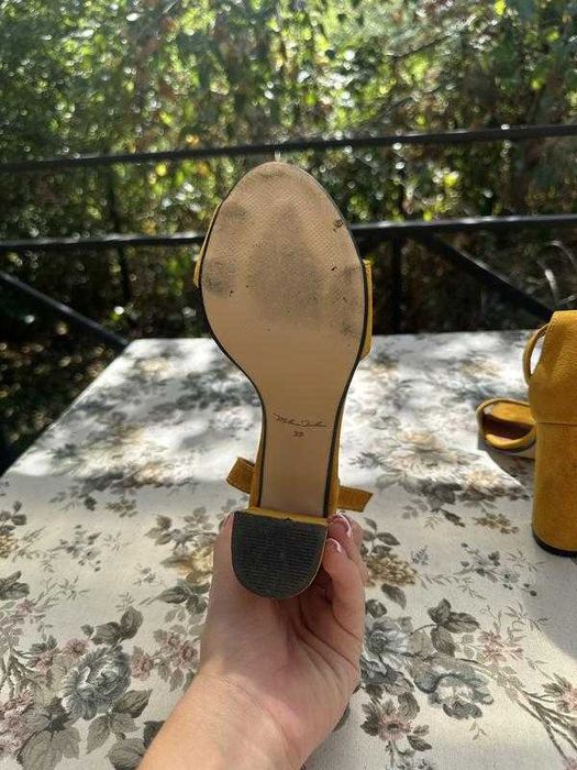 Босоніжки жовті замшеві