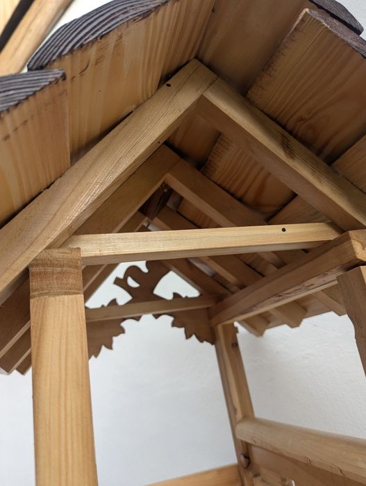 Ręcznie wykonany karmnik dla ptaków