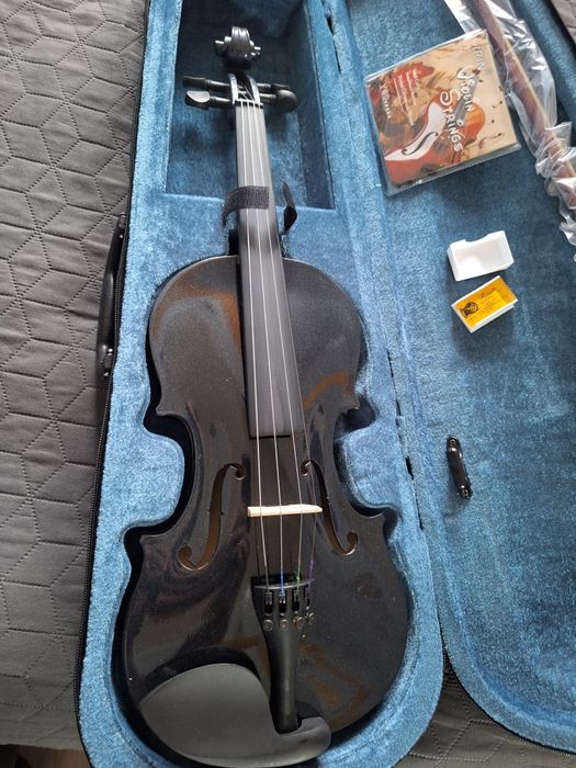 Нова скрипка.в комплекті смичок ,каніфоль