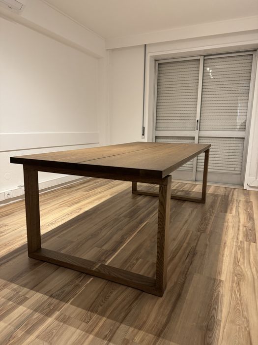 Mesa IKEA - como nova - poucos meses de uso