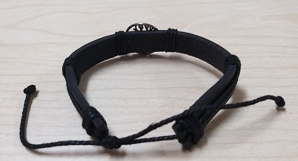 Pulseira de cabedal com árvore da vida.