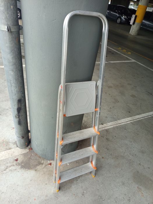 Escadote de alumínio de 4 degraus.