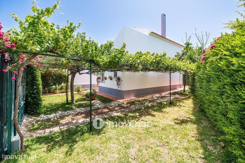 Moradia T4 isolada, totalmente mobilada e equipada, em Queijas