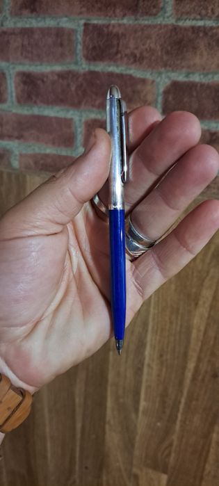 Esferográfica caneta USUS em Prata contrastada.