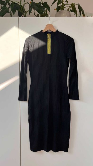 Dopasowana sukienka dzianinowa tuba sweter prążek czarna fluo półgolf