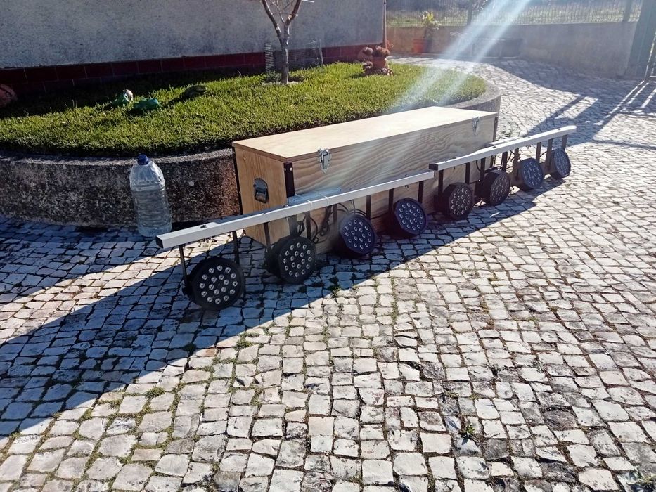 Vendo 2 barras de alumínio com 4 projetores cada barra