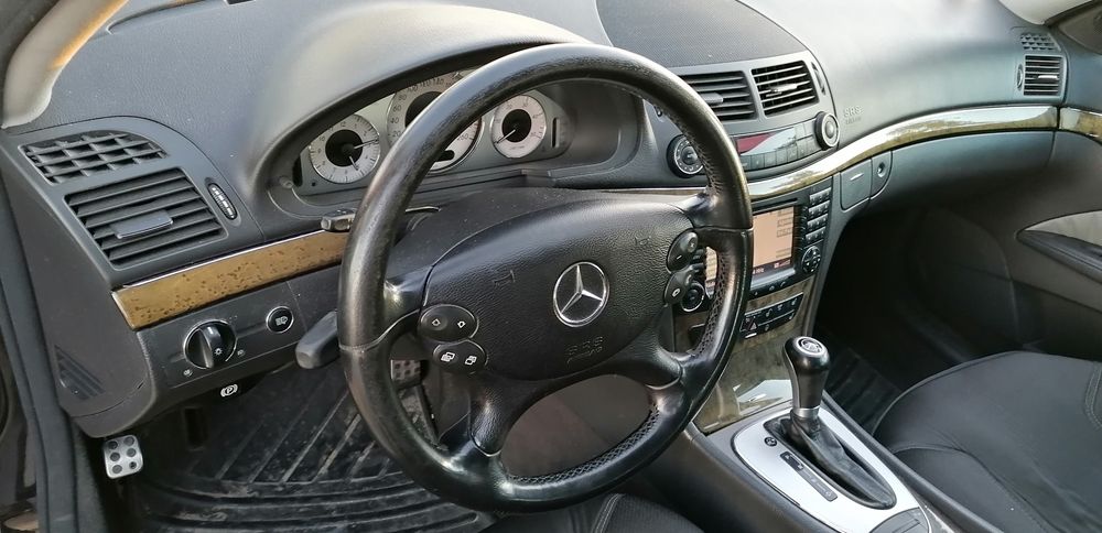 Mercedes E320 V6