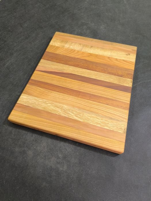 Dębowa deska do krojenia i serwowania posiłków 37x30x3cm  - klejonka