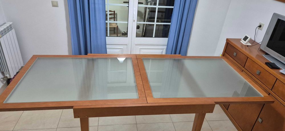 Mesa cozinha ou sala jantar, em madeira e vidro fosco , bom estado