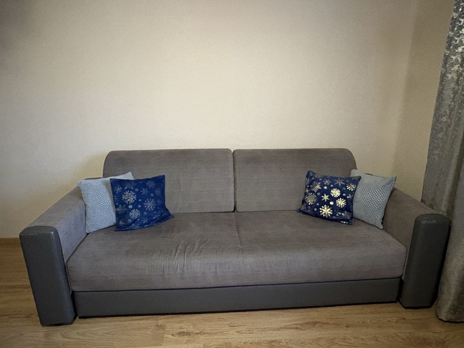Szara sofa do salonu