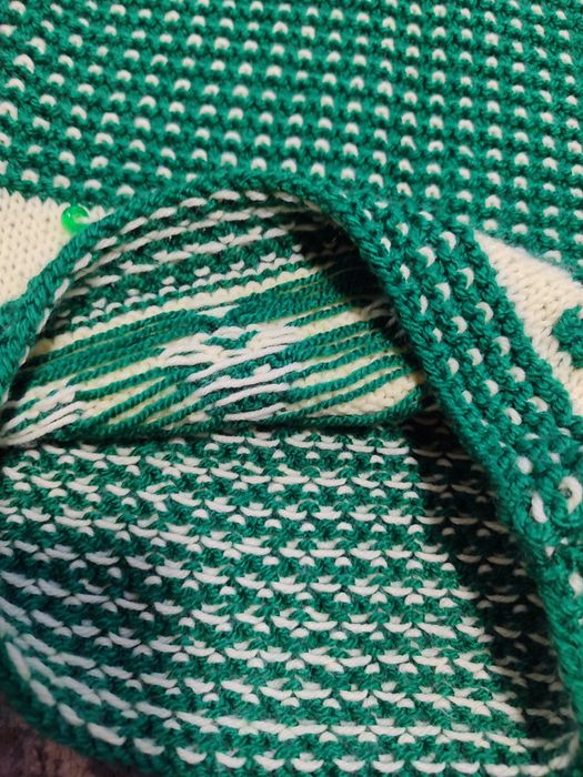 Продам вязаную жилетку на малыша до 3 лет