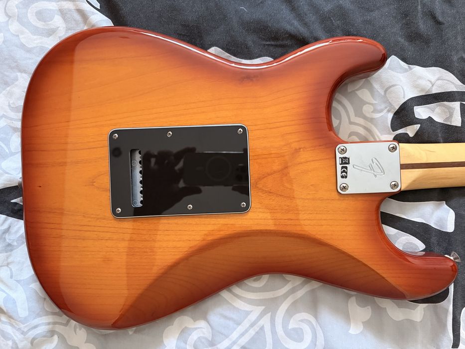 Fender Player Stratocaster HSH 75th Anniversary (2021) + Bolsa Fender Deluxe + Correia em Pele