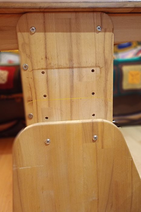 Парта з натурального дерева зі стільцем.