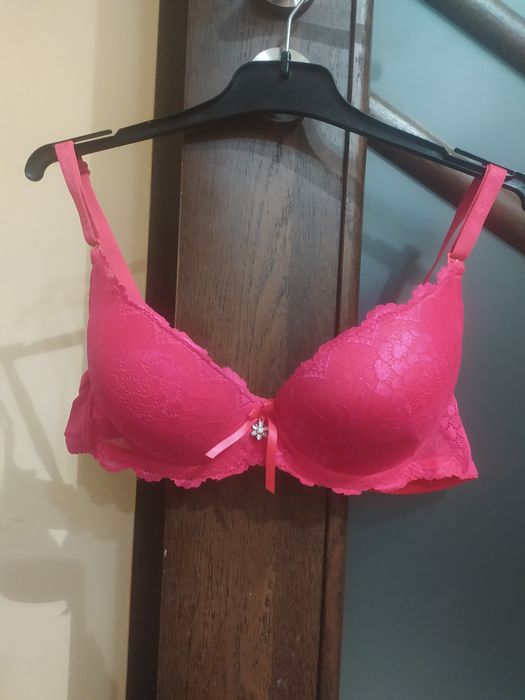 Biustonosz stanik koronkowy usztywnione miseczki push up 75B
