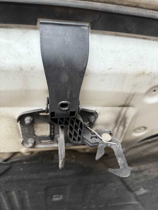 Накладка лапка замок капота Audi Q5 q5 Кю 5 8R 2008-2017