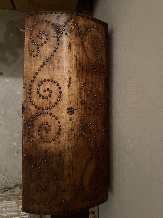 Arca antiga de madeira forrada a couro