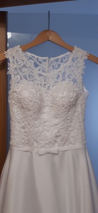 Skromna klasyczna biała suknia ślubna