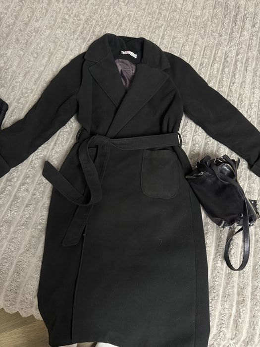 Класичне чорне пальто на Весну