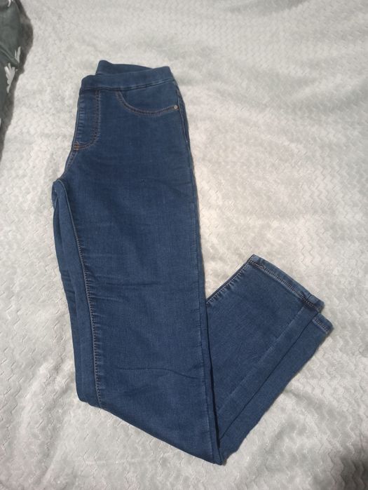 Jeansy damskie na gumce.