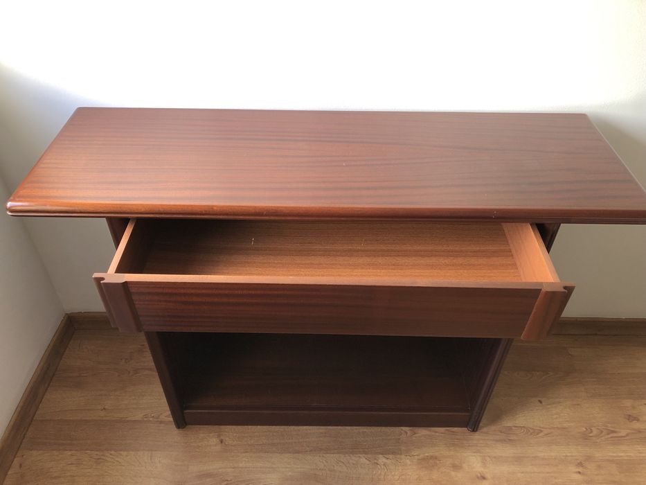 Móvel de madeira maciça