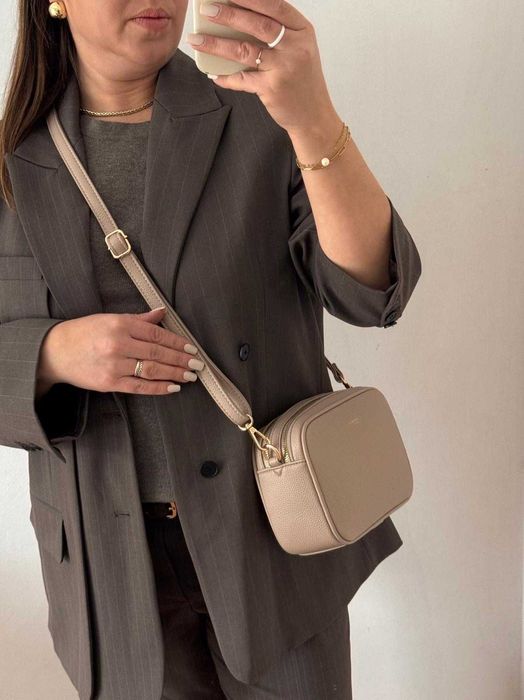 Torebka listonoszka Flora&Co beżowa taupe kostka zamek paski viral hit