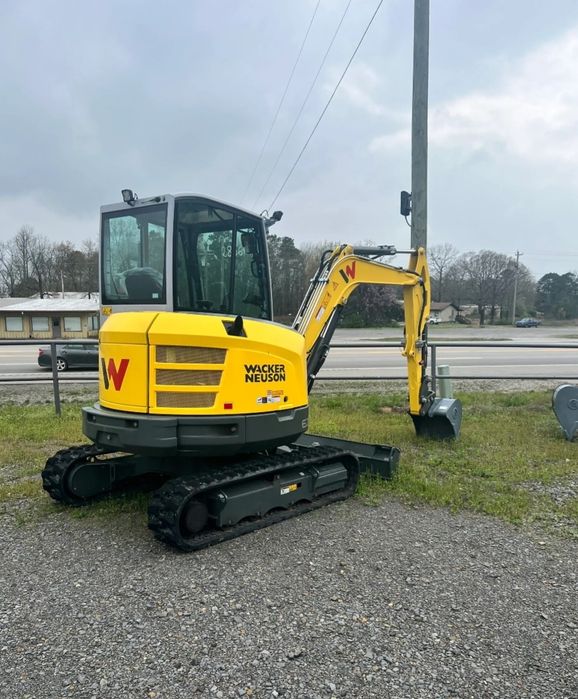 Serviços com mini giratória.