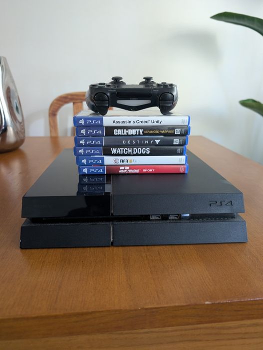 PS4 500 GB com 2 comandos + 6 jogos (como novo)