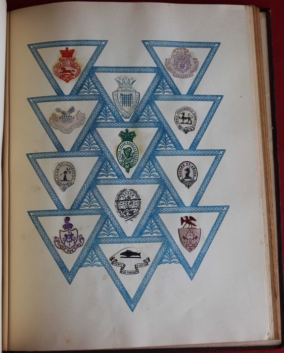 Álbum de Brasões e Monogramas com dezenas de peças