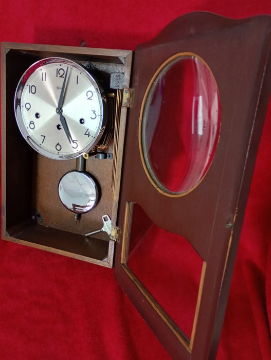 Relógio de madeira antigo