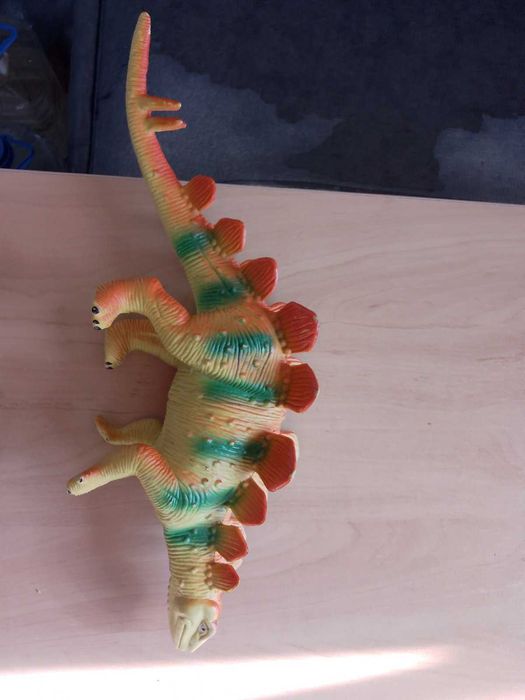 Динозавр - іграшка.