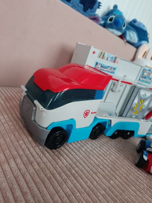 Transporter psi patrol z riderem na quadzie