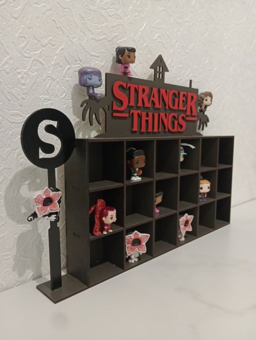 Поличка для фігурок Stranger Things Kinder Joу: 350 грн