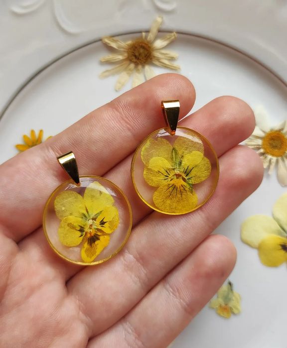 Wisiorek żywica z bratkiem