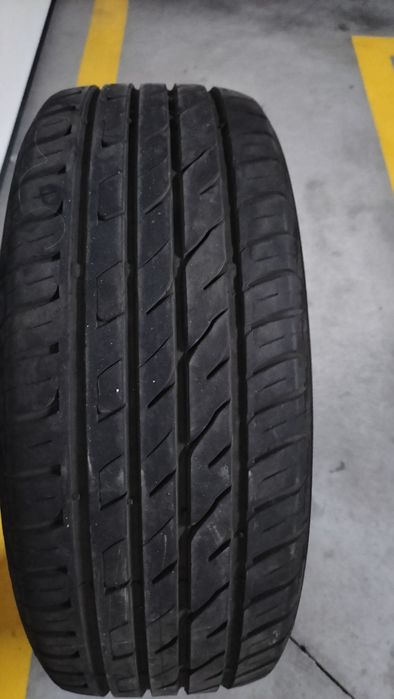 Pneu semi novo carro
