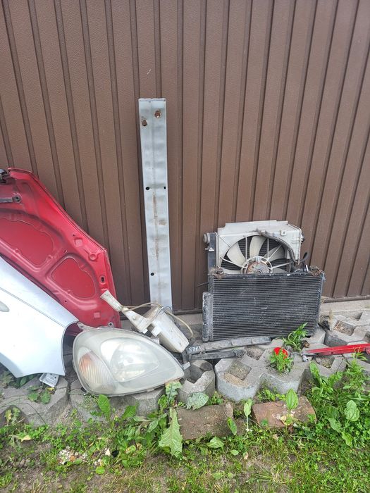 Toyota Yaris maska błotnik lampa chłodnica