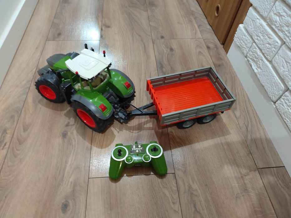 Traktor zdalnie sterowany FENDT 1050 VARIO z przyczepą BRUDER