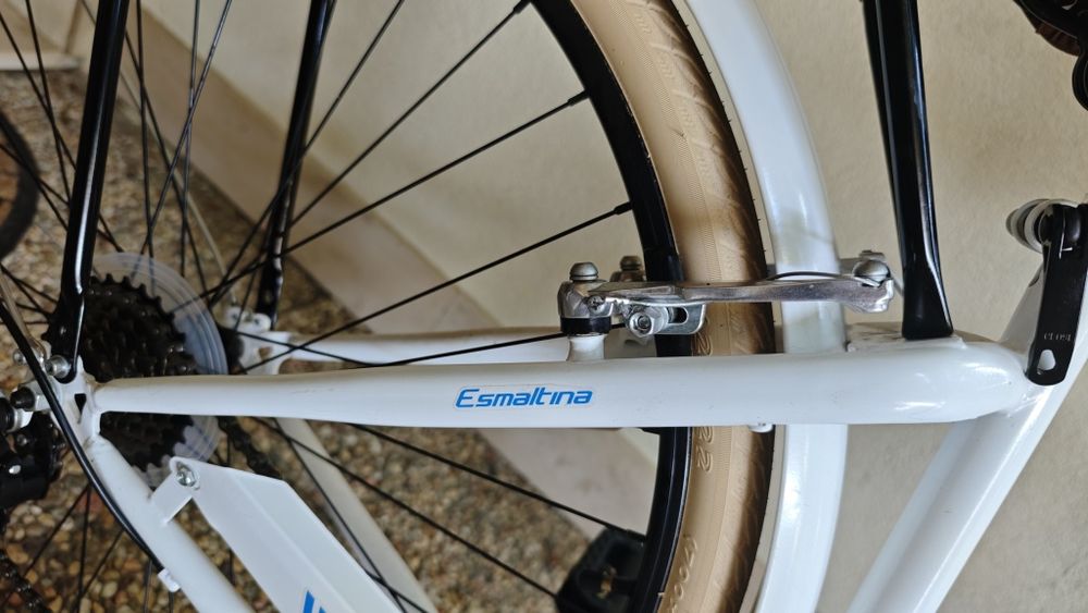 Bicicleta esmaltina de passeio com cesto