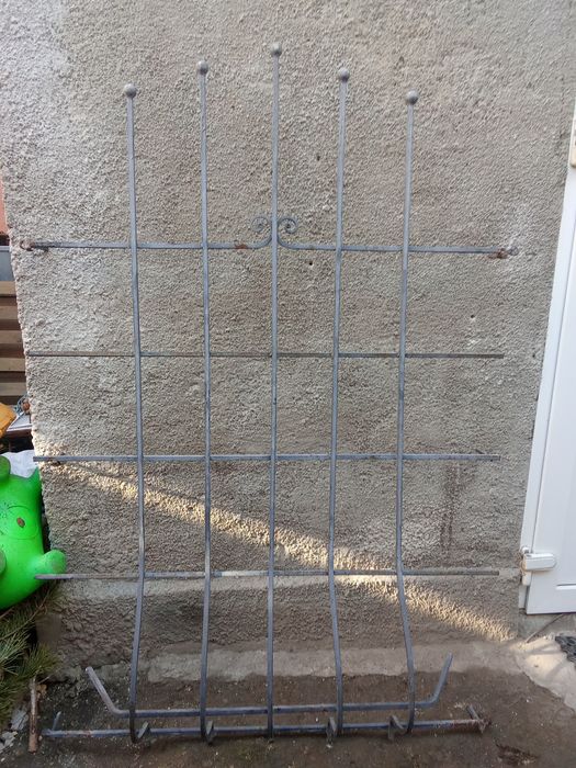 Продам решетки на окна - 3 штт. Размеры - 1100х1750. Цена за един. 200