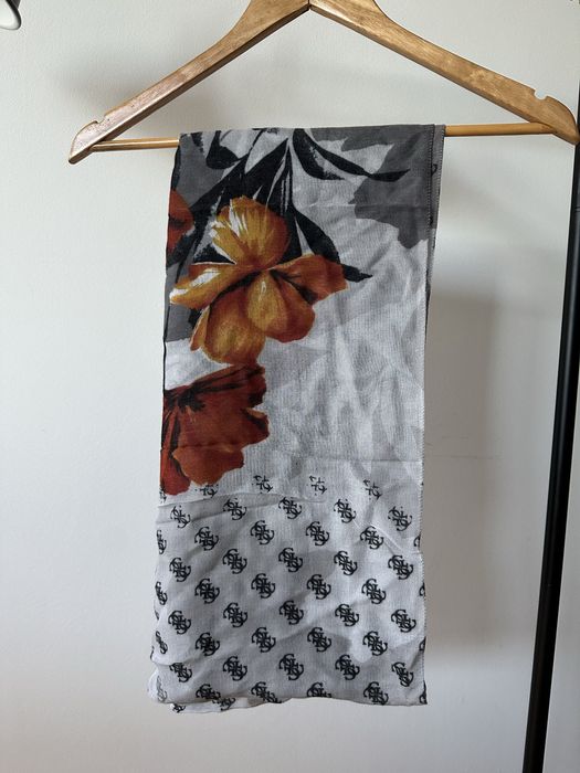 Lenço / cachecol com estampa Guess