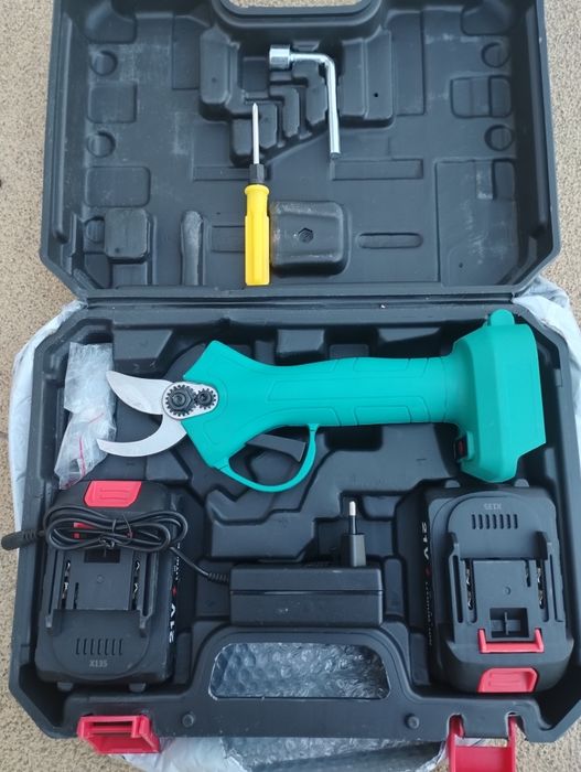 Vendo tesoura de poda a bateria