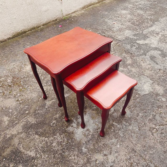 Conjunto de trio de mesas de madeira maciça apoio