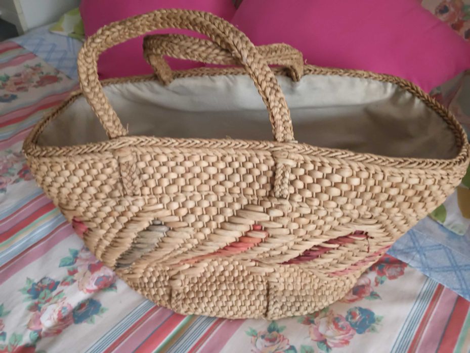 Cesta em Palhinha grande e extra forte forrada no seu interior
