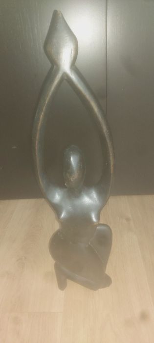 Vendo estatueta em madeira preta