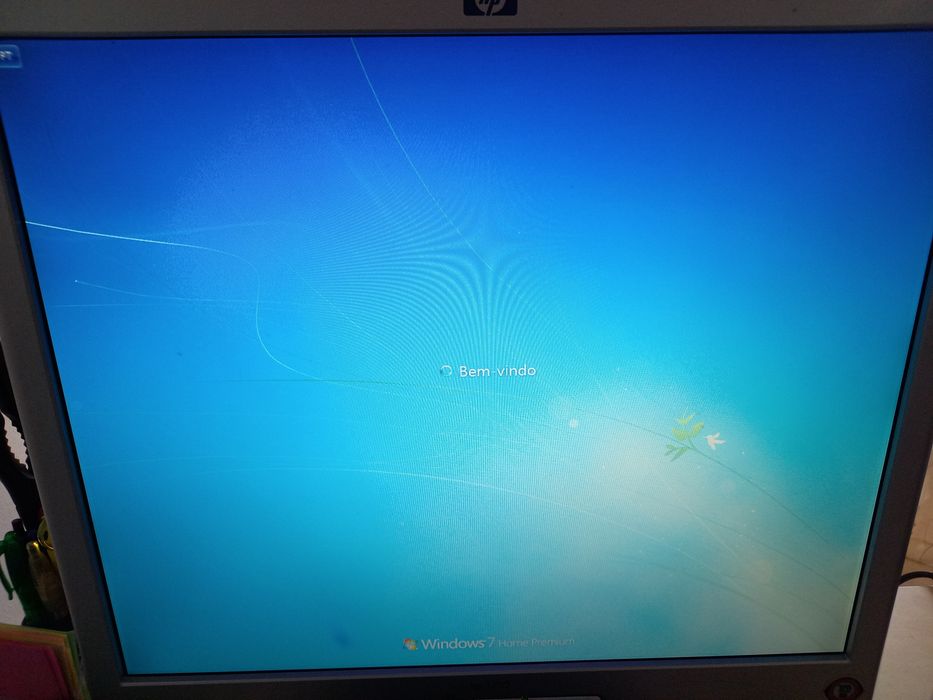 Computador de secretária - Torre + ecrã