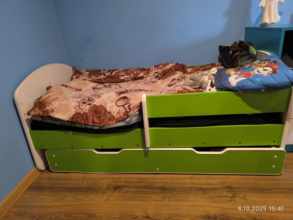 Łóżko dziecięce z samochodem