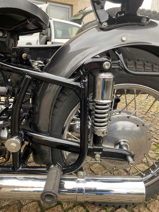 Dnepr mota clássica com sidecar