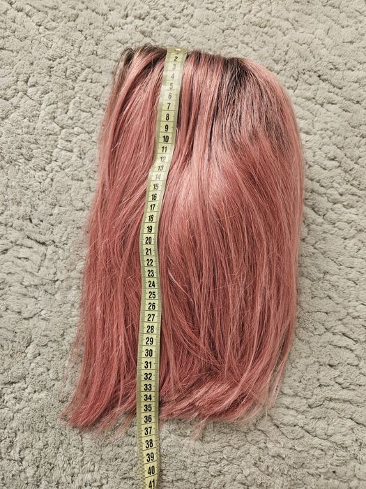 Peruka z włosów naturalnych w kolorze różu