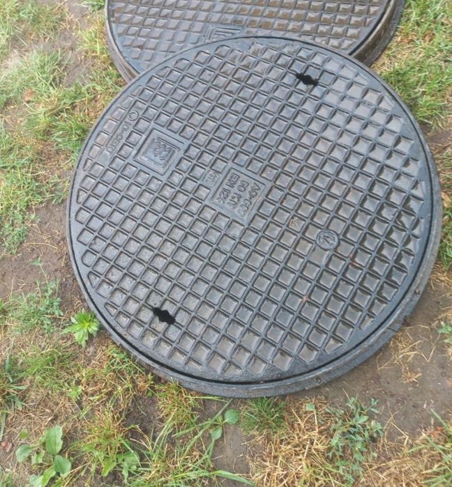 Właz  zeliwny  kompletny