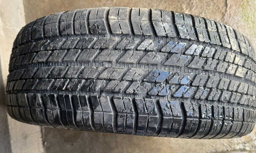 Vendo 4 Pneus e 4 Jantes Jipe UMM